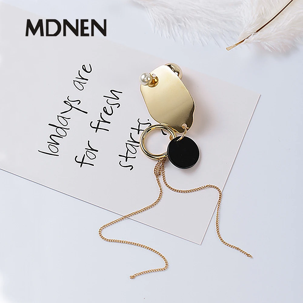 Серьги капельки с одной длинной цепочкой и кисточками белые жемчужные черные