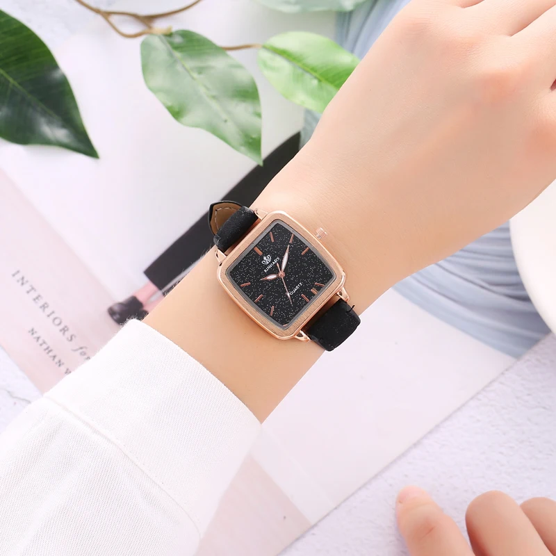 Часы наручные женские в минималистичном стиле с изображением звездного неба |