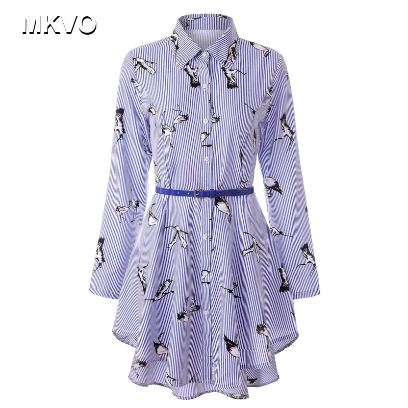 Женское платье средней длины в полоску с длинными рукавами и отложным воротником