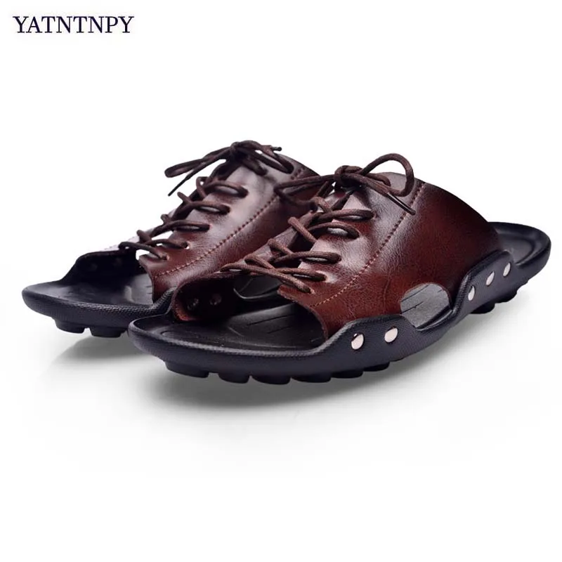 Brown 01 YATNTNPY/мужские кожаные сандалии; Летняя Повседневная пляжная обувь; хорошее качество; мужские тапочки; модные Нескользящие вьетнамки - Цвет: Brown 01