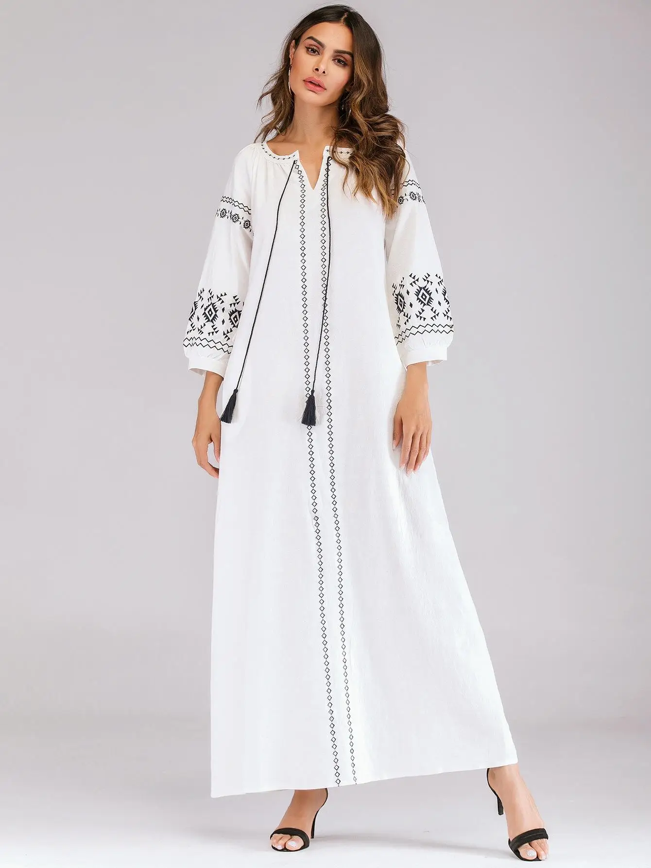 Белый Muslim Women Ethnic Long Dress Embroidery Tassel Maxi Kaftan Arab Party Robe Gown Ukrainian Islamic Clothing Long Sleeve Fashion - Цвет: Белый