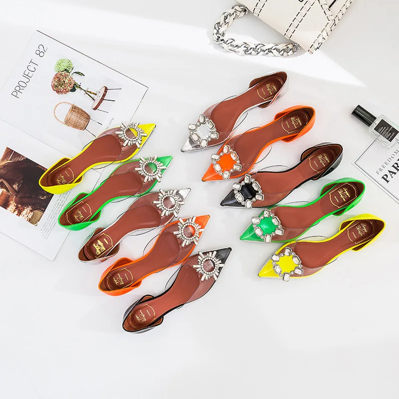 Женские кожаные туфли на плоской подошве с острым носком и алмазной вставкой