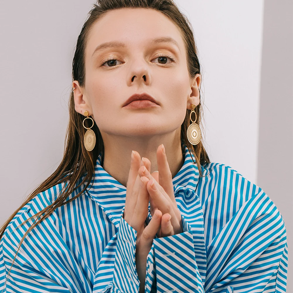 Женские винтажные серьги-подвески с перфорацией геометрическим рисунком |