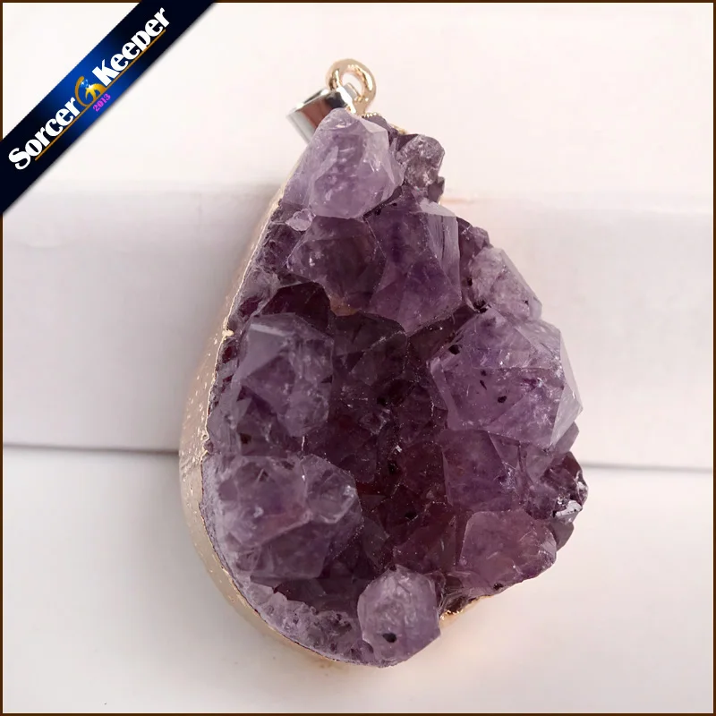Естественный неправильной формы фиолетовое с необработанными аметистами