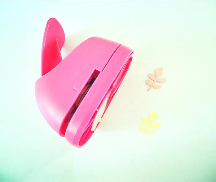 Дырокол из вспененного этилвинилацетата в форме листов 2-2 5 см для открыток