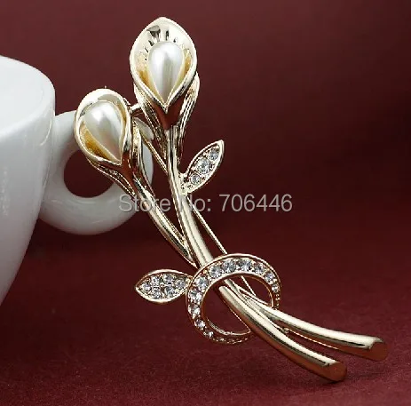 Элегантная металлическая брошь в виде цветка с кристаллами Стразы и жемчугом |