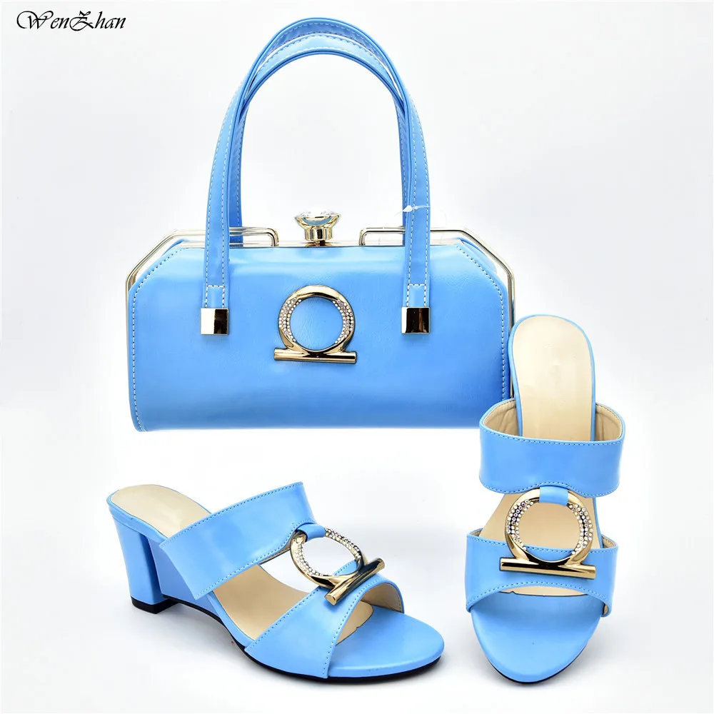 Великолепные комплекты из кожаных туфель с открытым носком и сумочки модные