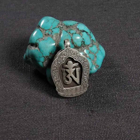 Подвеска буддистская коробка с надписью OM GAU ручной работы в Непале из серебра 925