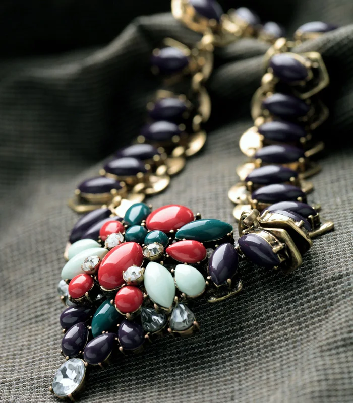 Роскошное эффектное ожерелье с цветами золотого цвета винтажное из стекла и