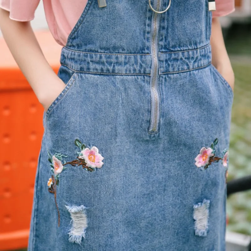 Летняя короткая джинсовая юбка на бретелях с вышивкой женская молнии высокой