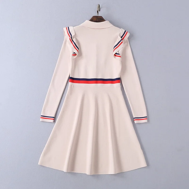 Женское трикотажное платье трапециевидной формы с оборками и пуговицами весна