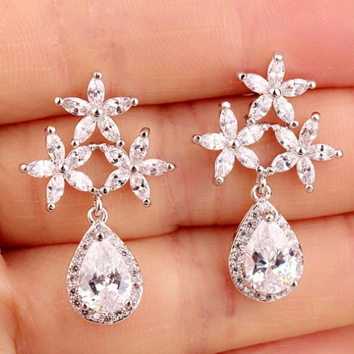 

Модные крупные серьги из циркона «цветок сливы»