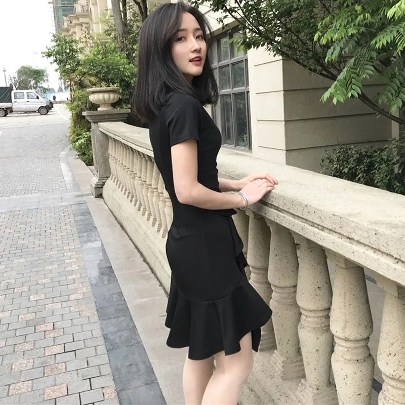 Элегантное женское асимметричное платье с оборками облегающее коротким рукавом