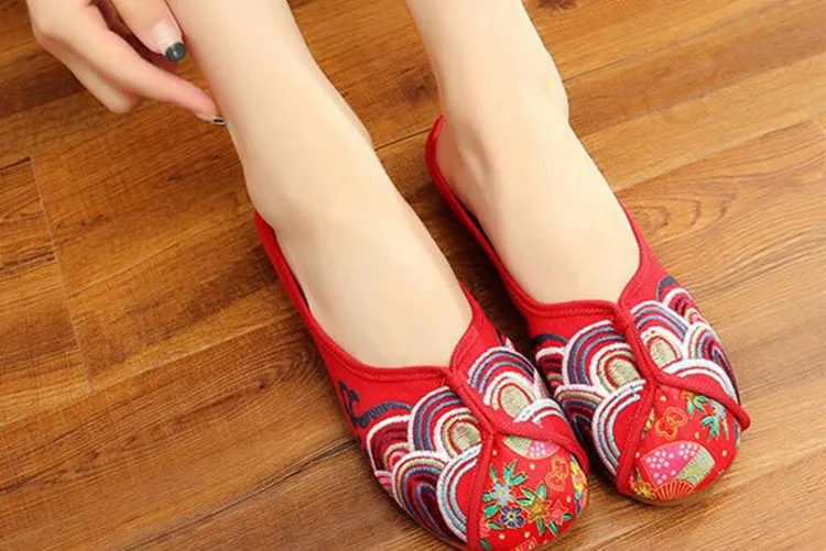 Этнические женские тапочки с вышивкой; женские шлёпанцы на танкетке из хлопчатобумажной ткани с круглым носком; парусиновые шлёпанцы; повседневные туфли-лодочки; удобная обувь с облаками