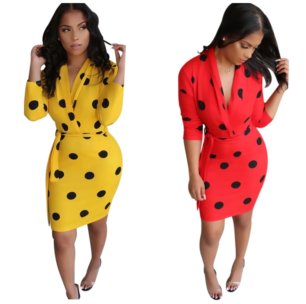 Женское платье с треугольным вырезом облегающее средней длины принтом в виде