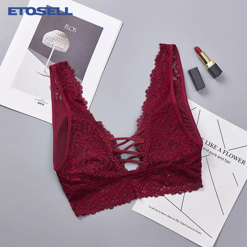 Женский кружевной бюстгальтер с глубоким вырезом и пуш-апом черный без косточек |