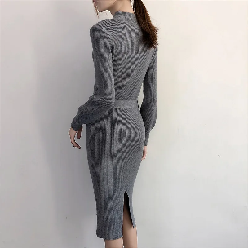 Женское трикотажное платье-свитер средней длины с рукавами-фонариками и высоким