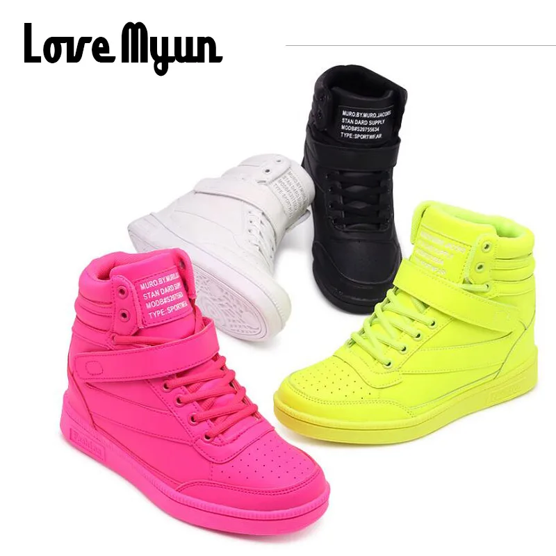 Демисезонные короткие женские ботинки на танкетке высокие черные белые женская