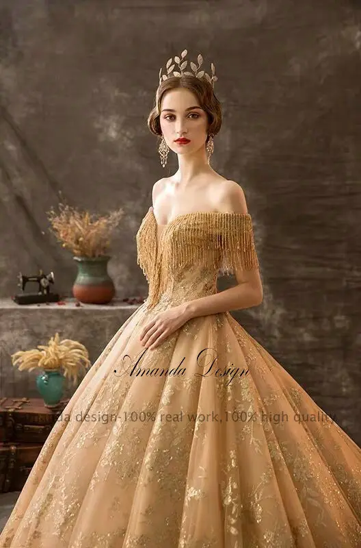 Свадебное платье с длинным шлейфом открытыми плечами|Свадебные платья| |