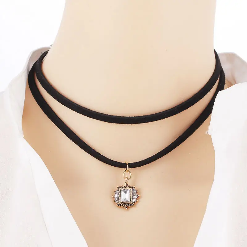 Ожерелье-чокер из искусственной кожи с подвеской в виде месяца и кристаллов |