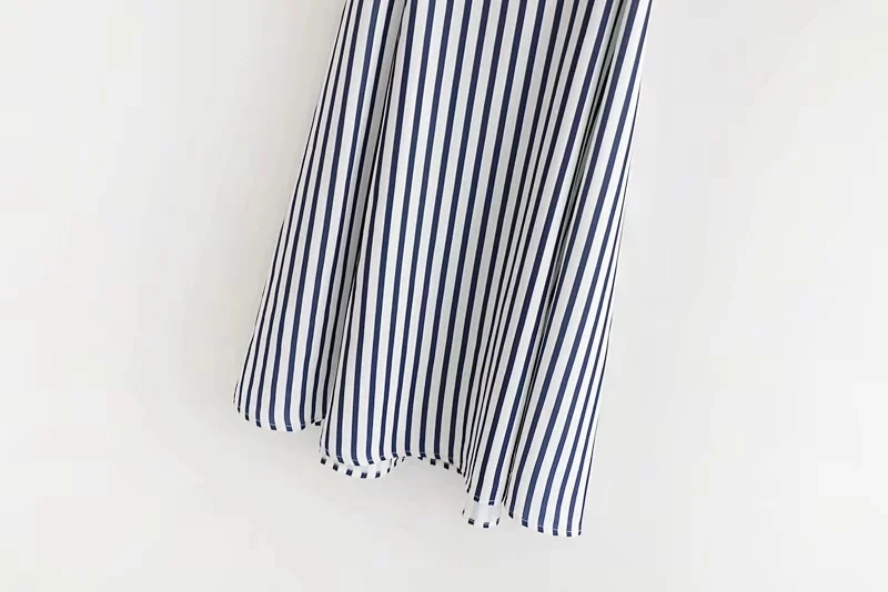 Женское платье в синюю и белую полоску с открытыми плечами повседневное