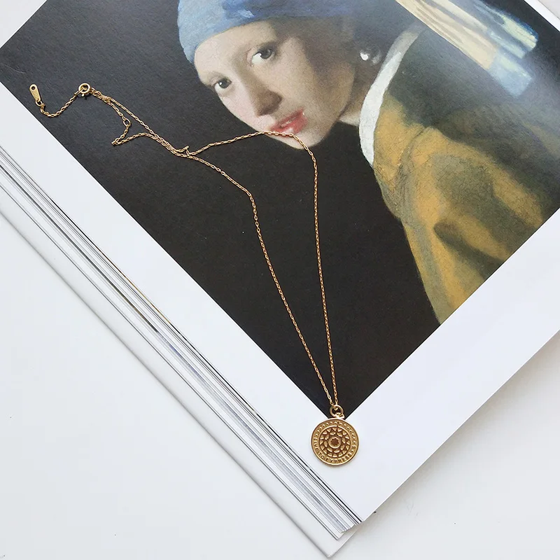 Женское ожерелье с подвеской-медальон из серебра 925 пробы | Украшения и