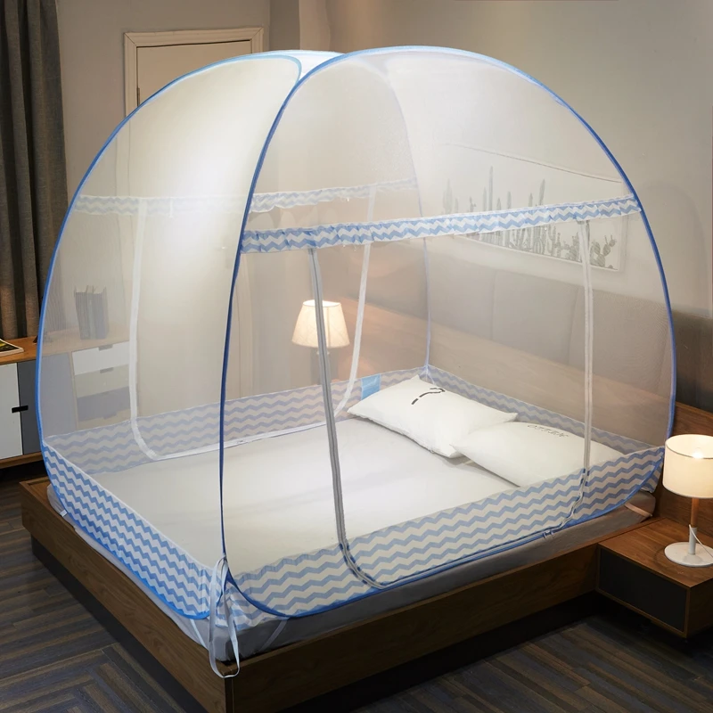 Две двери открытые большое пространство двуспальная кровать с коричневым синим