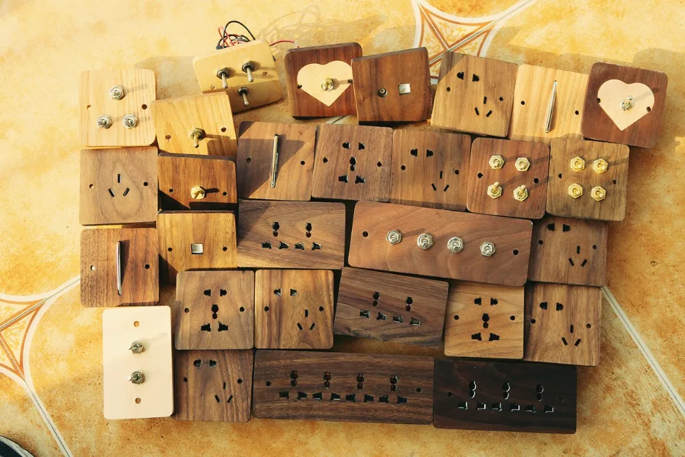 Настенная розетка из дерева с пятью отверстиями универсальная типа 86 |