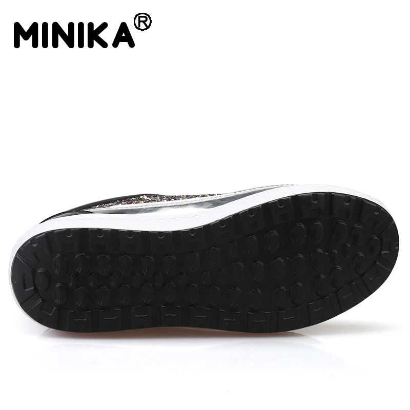 Женская повседневная обувь на танкетке визуально увеличивающая рост модель 2017