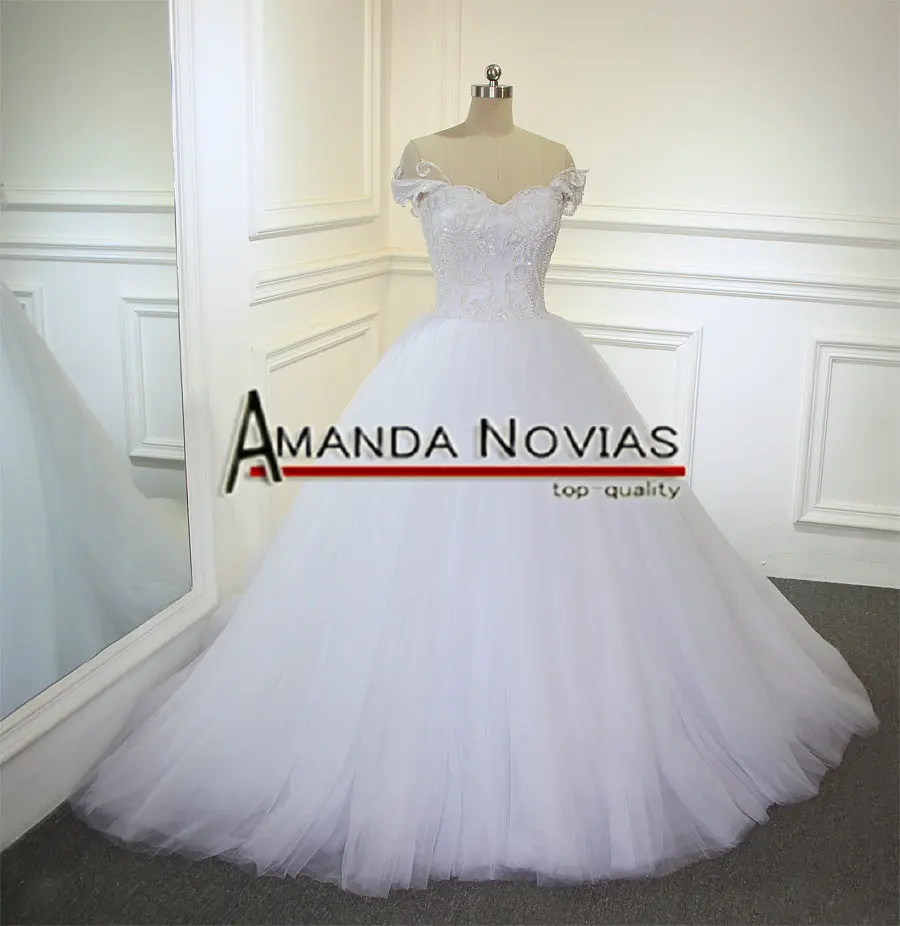 Свадебное платье на бретельках с открытыми плечами простое но Элегантное