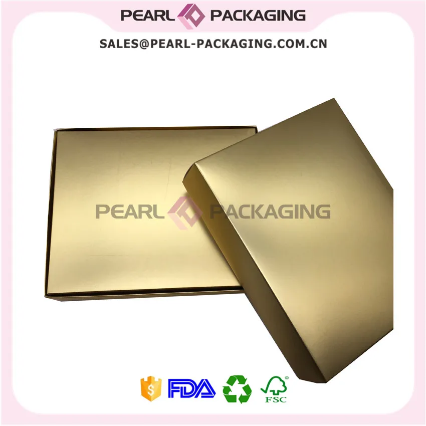 Металлическая коробка для упаковки одежды золотого цвета Матовая с крышкой