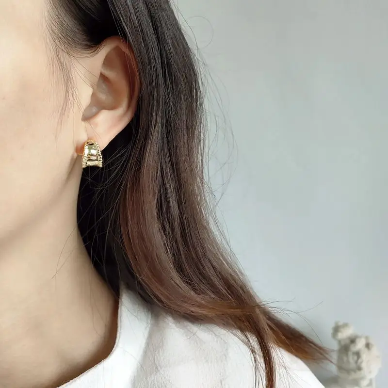 Женские сережки-гвоздики в скандинавском стиле silvelogy серебряные неправильной