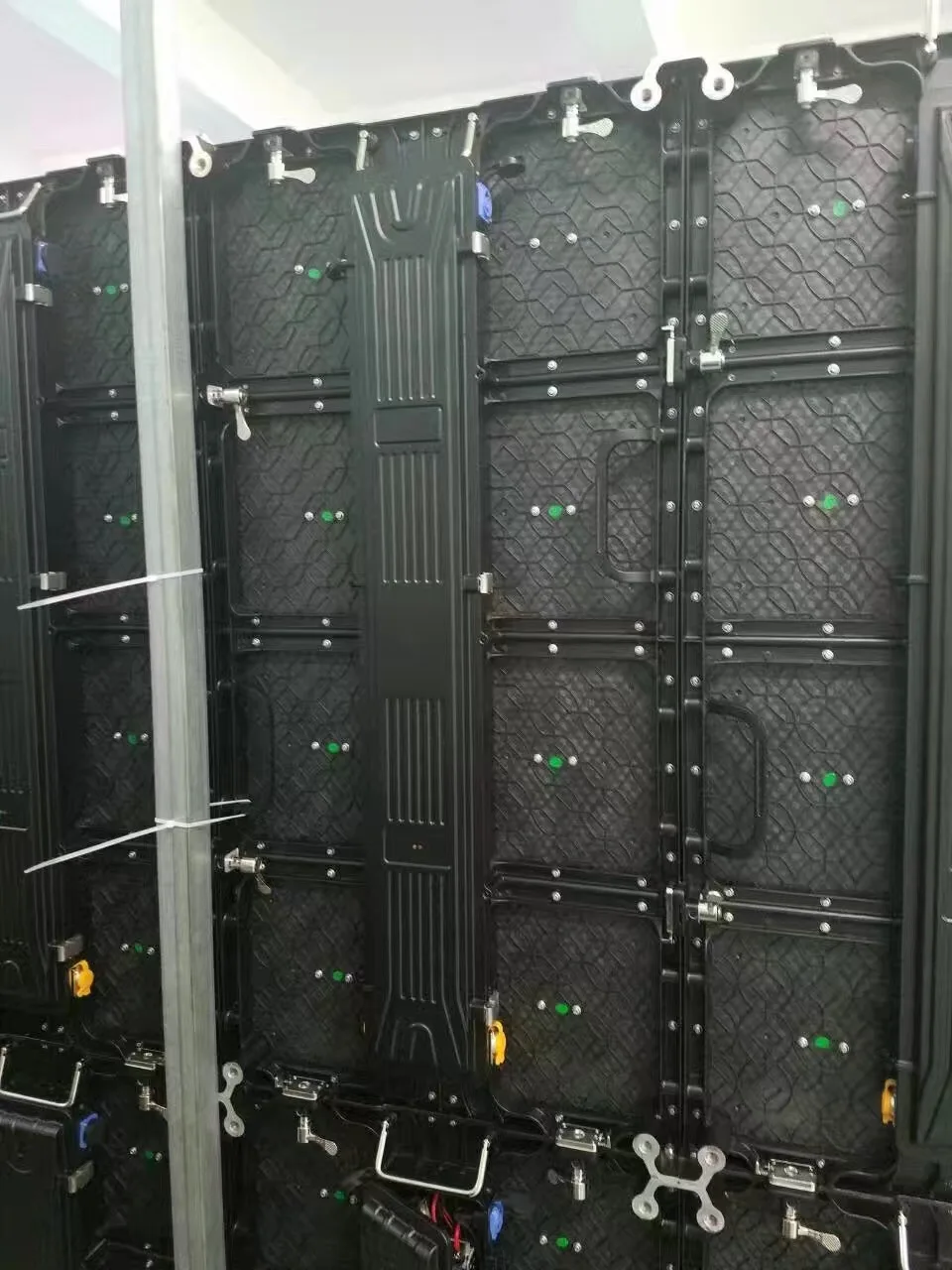СВЕТОДИОДНЫЙ экран rgb для помещений 500x1000 мм p3.91 литой алюминиевый шкаф дома