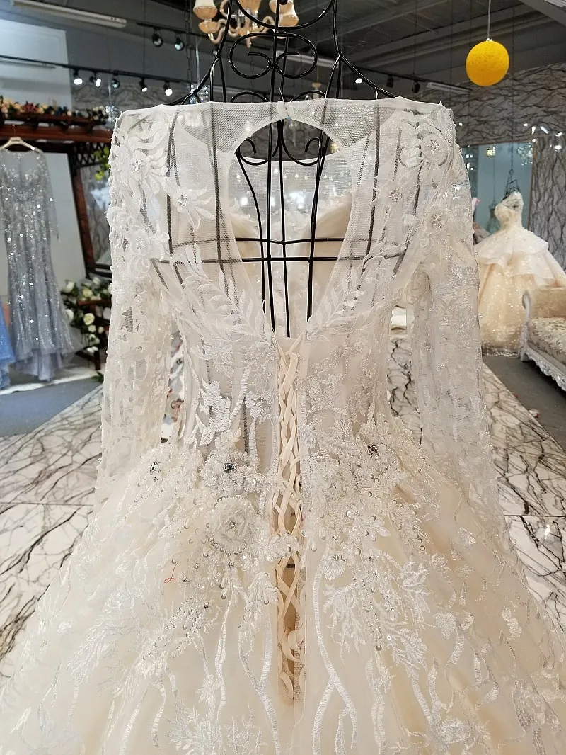 Женское платье с длинным шлейфом белое тонкое длинное рисунком из бусин для