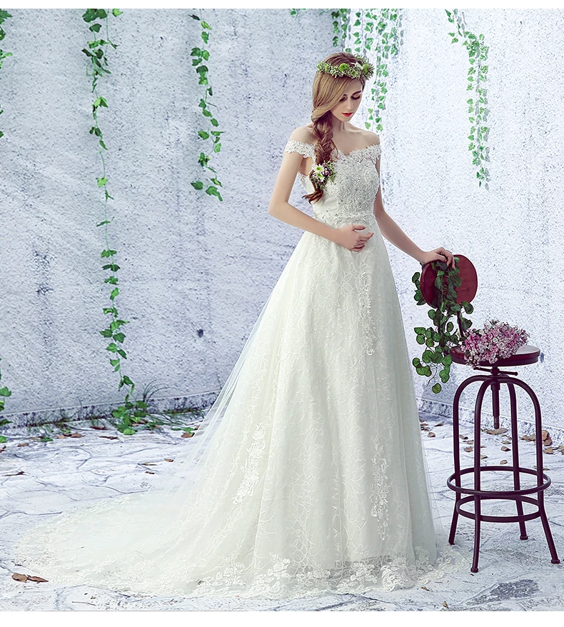 Нарядное свадебное платье для студийной фотосессии великолепное беременных