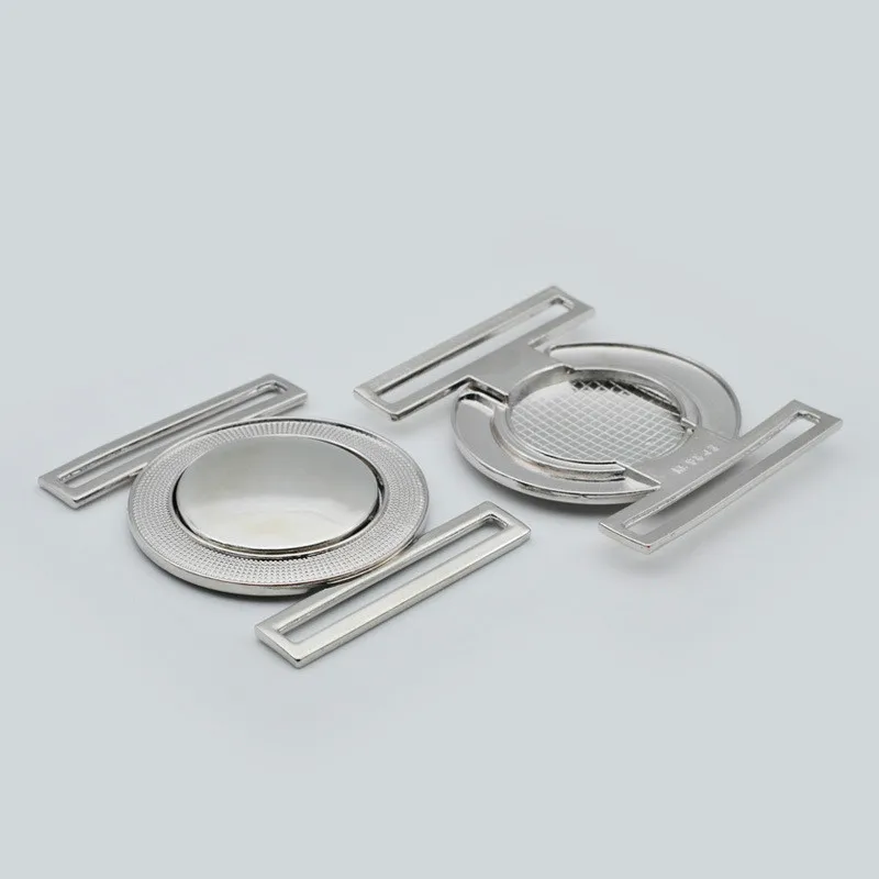 Женский широкий пуховик с металлическими пряжками на пуговицах 4/5/6 см | Дом и сад