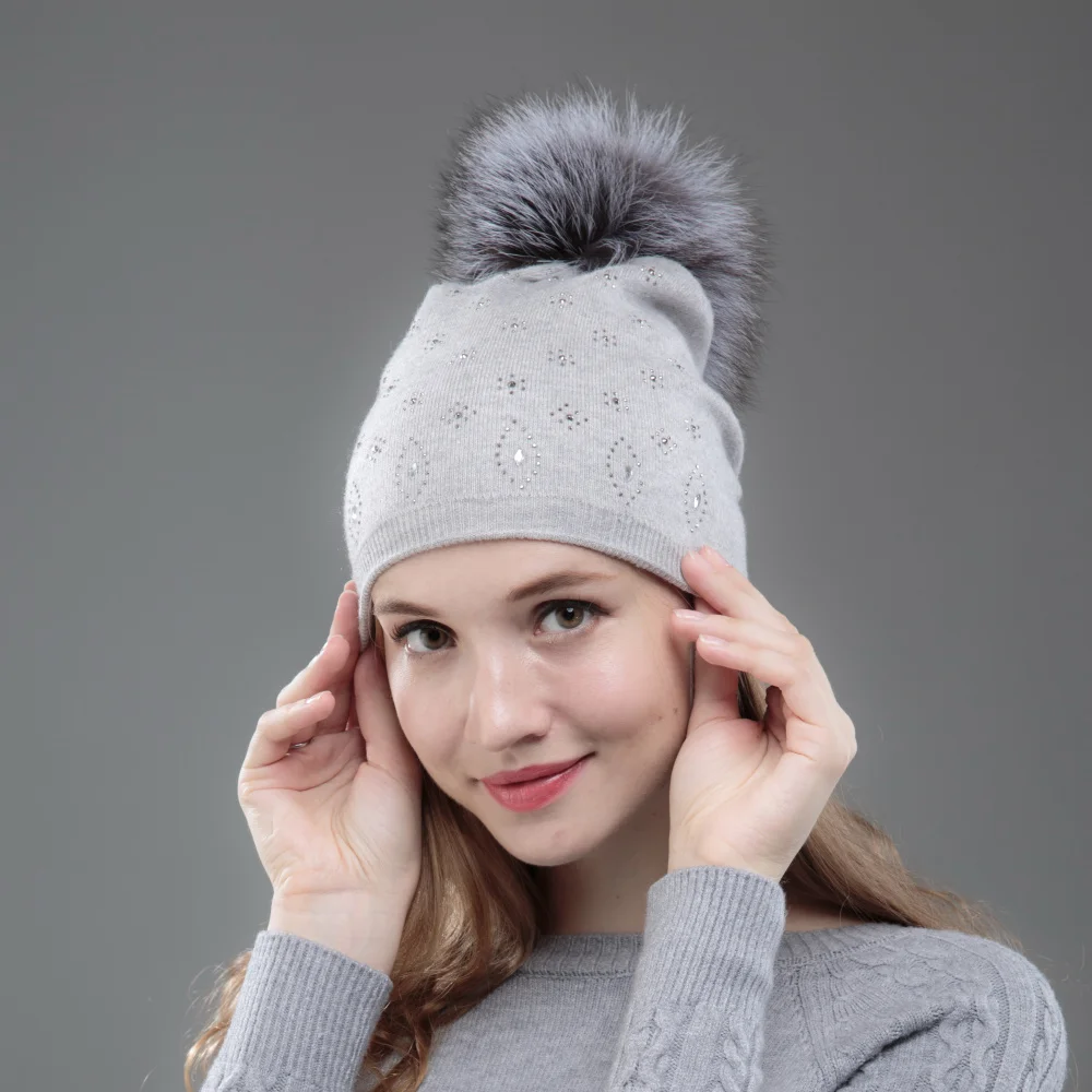 Шапка бини женская зимняя с помпоном из натурального Лисьего меха стразы |