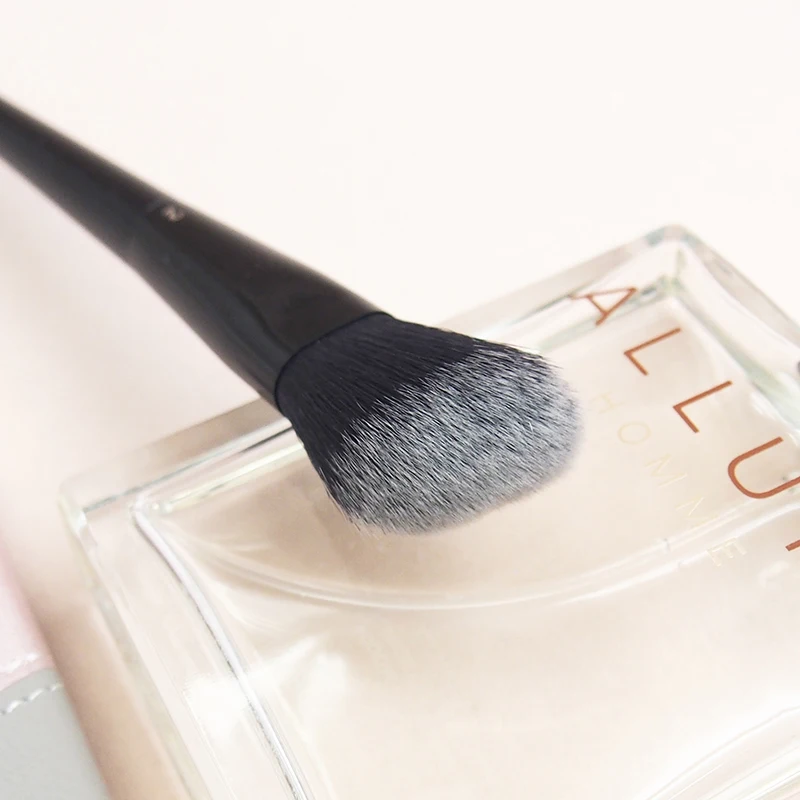 Профессиональная угловая кисть для пудры #2 контурная черная длинная ручка Кисть
