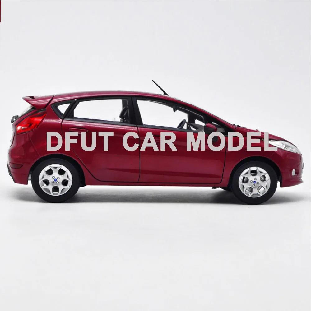 Литая под давлением модель автомобиля 1:18 Ford New Carnival FIESTA 2018 новая Игрушечная в