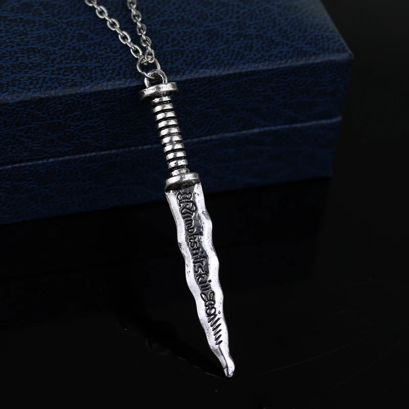 Оптовая продажа Эмма Лебедь один раз за Темный ожерелье с кинжалом подвеска