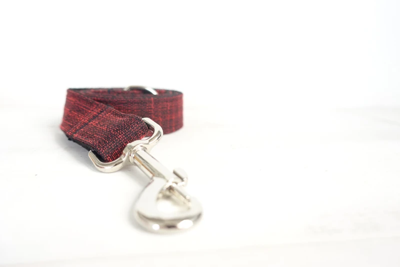 50 шт./лот muttco Оптовая self дизайн красивый ручной собаки поводок красный костюм