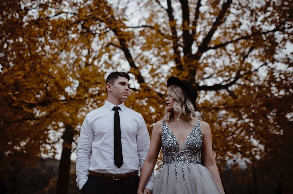 Erosebridal пикантные спереди Разделение платье для выпускного вечера реальное изображение V шеи лиф, расшитый бусинами кристалл с развертки поезд открытой спиной Вечерние Платье