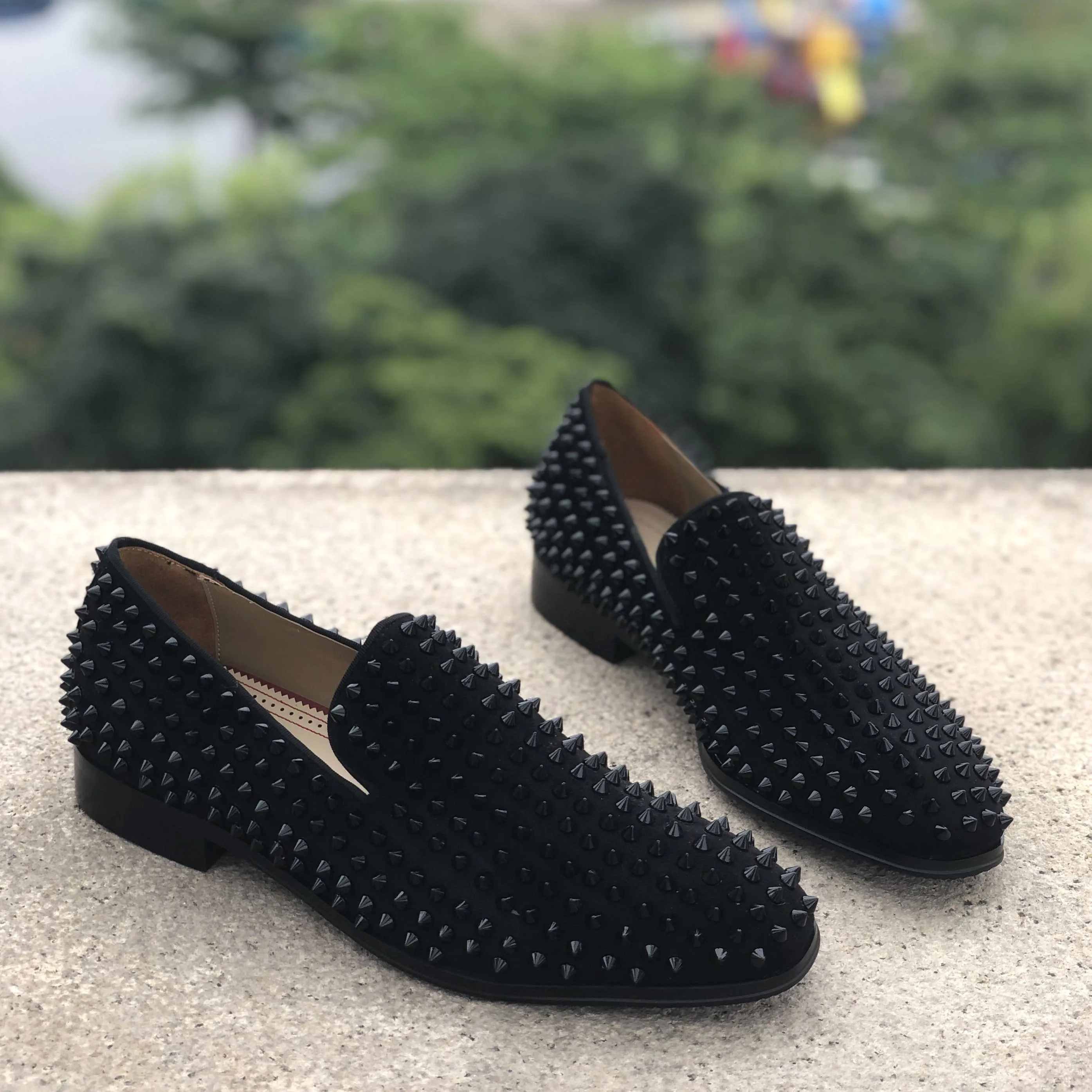 Мужская обувь на плоской подошве с закругленным носком и заклепками лоферы для