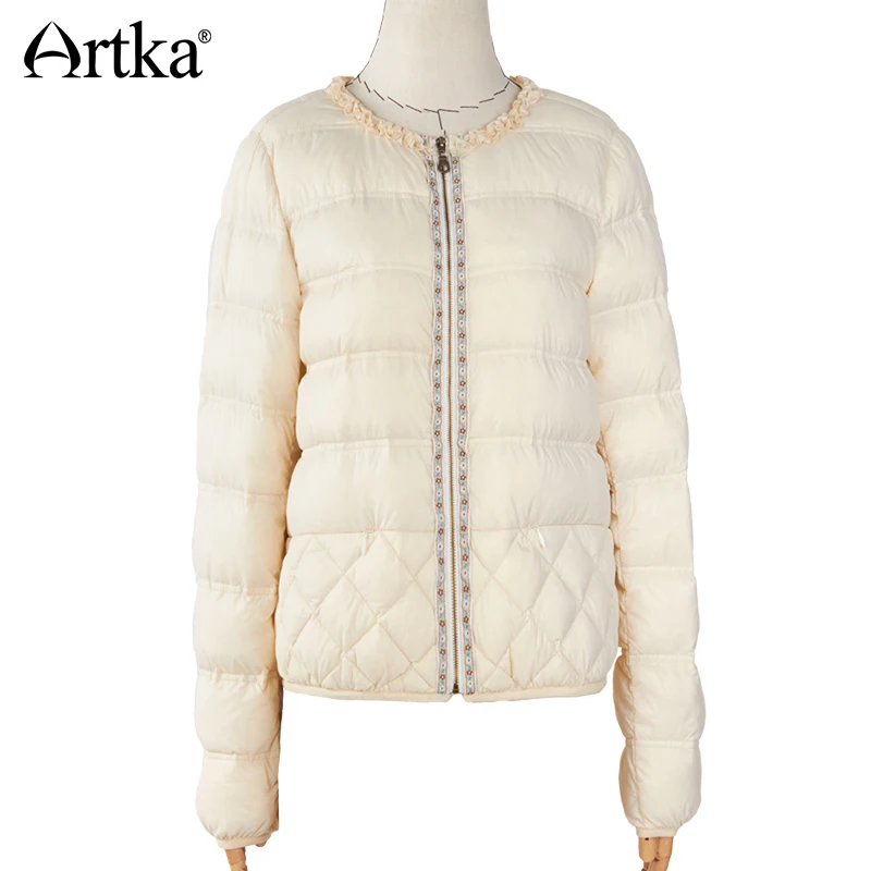 ARTKA, Женская куртка-пуховик на 90% утином пуху,, зимняя теплая парка, стеганое пальто, ультра легкий пуховик, белое пальто с вышивкой DK10174Q