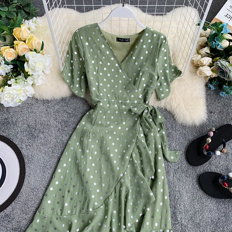 Женское платье в горошек во французском стиле с v-образным вырезом и коротким