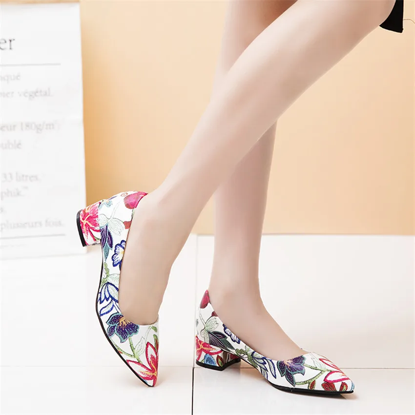 Женские туфли лодочки на низком каблуке вечерние шпильке маленького размера