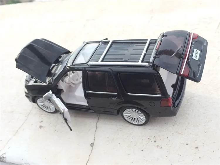 1:32 LINCOLN NAVIGATOR литые игрушечные модели автомобиля SUV Реплика звуковой светильник для детей игрушки