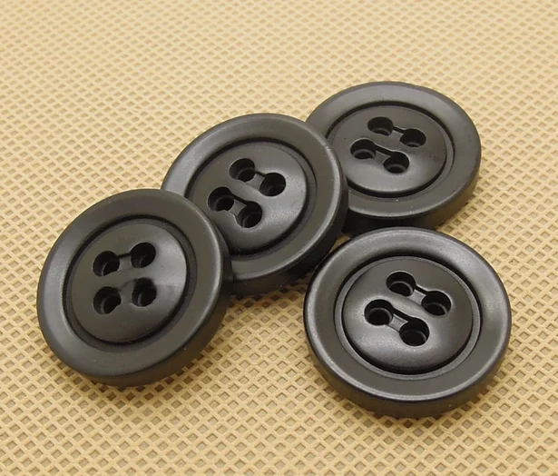 рубашка с пуговицами на воротнике и галстук. пуговицы на мужской рубашке. застегнутая рубашка. плоские пуговицы. верхнюю пуговицу.