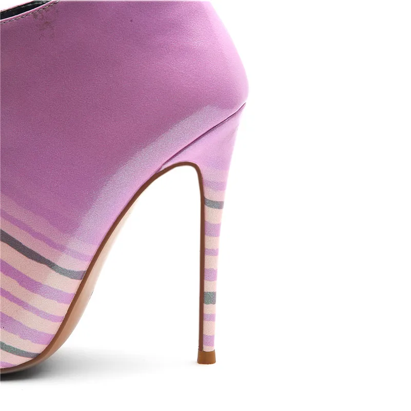 Женские ботильоны FEDONAS Черные из лакированной кожи с принтом острым носком на