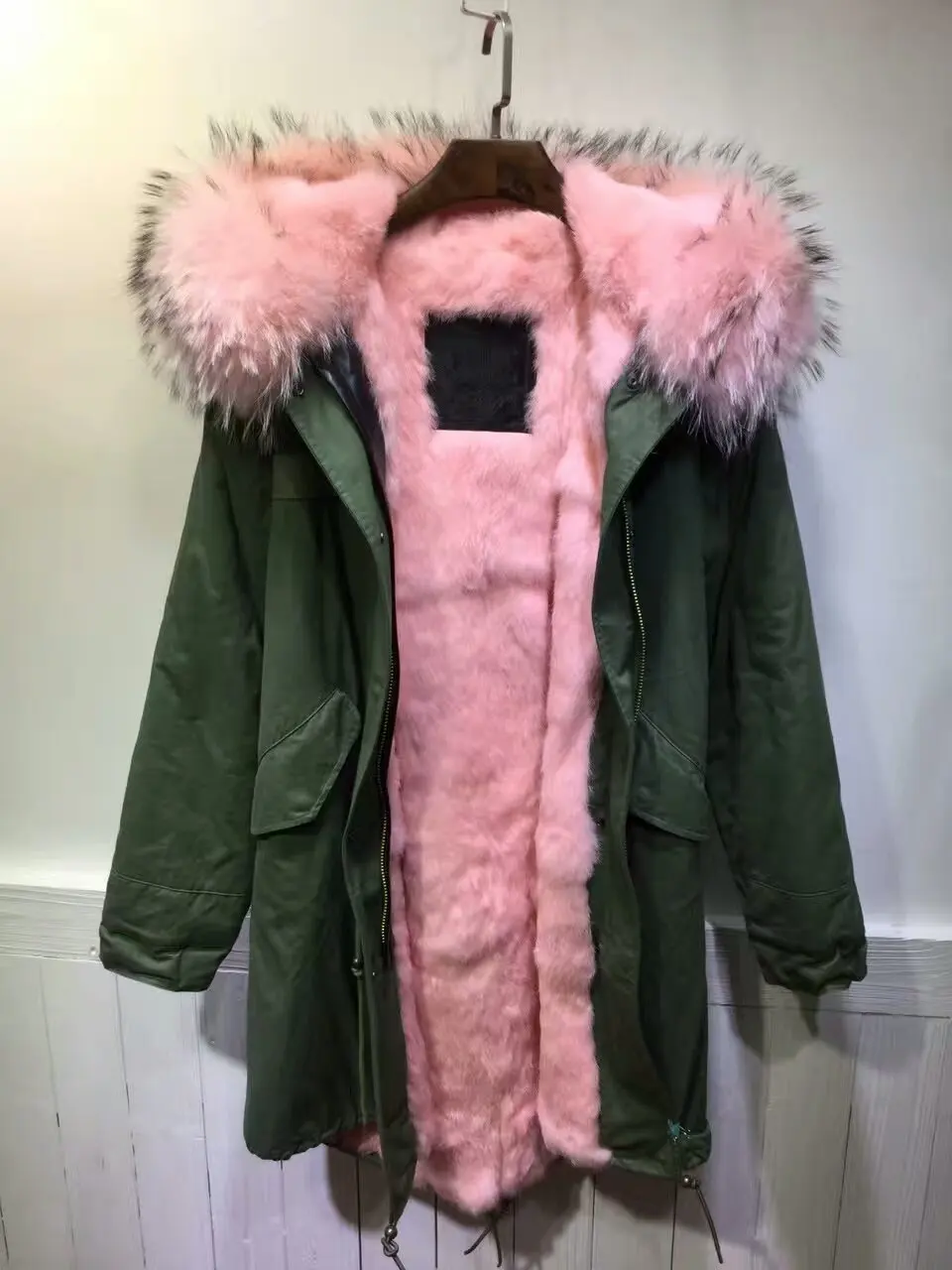 Женская длинная парка с капюшоном и воротником из меха енота серо зеленая
